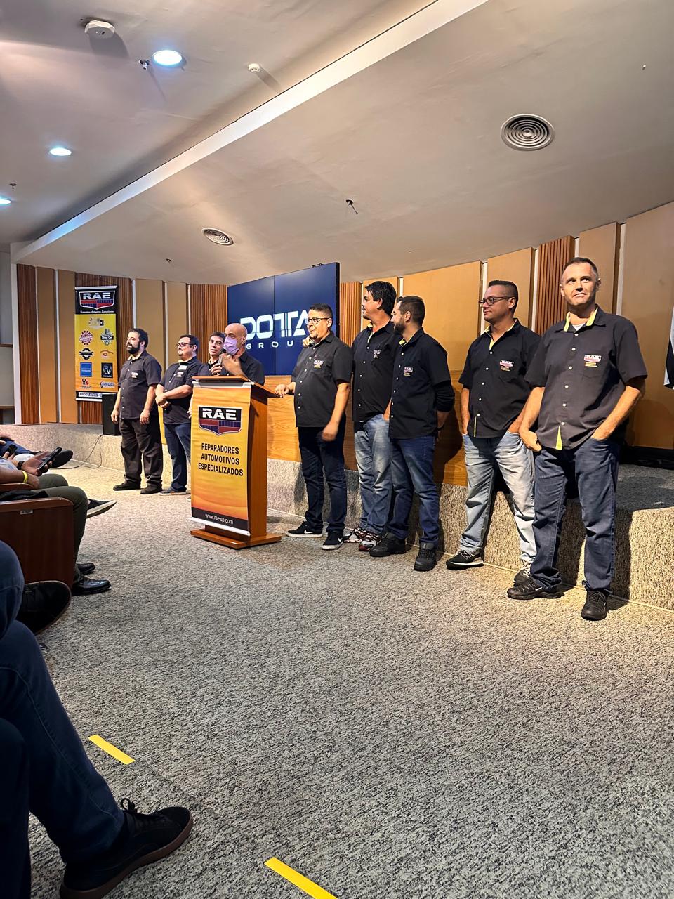 Membros do Grupo RAE durante evento técnico com reparadores automotivos
